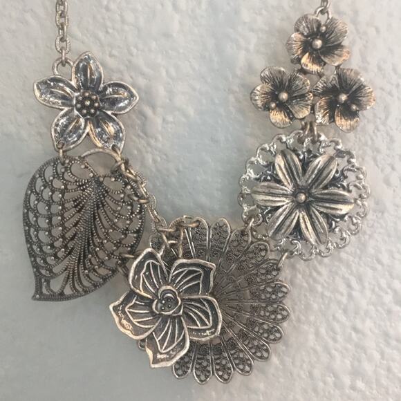 Silver-tone necklace with flowers - Picture 2 of 3